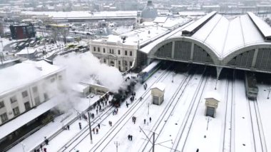 Eski trenin hava görüntüsü buharlı lokomotif Lviv tren istasyonunda kış zamanı fotokopi alanı