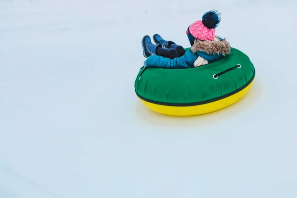 Mensen Rijden Snowtubing Het Winterpark Kopieerruimte — Stockfoto