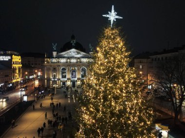 Lviv, Ukrayna - 3 Ocak 2021: insanların noel gezintisine genel bakış