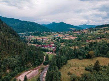 Karpat Dağları 'ndaki köyün havadan görünüşü uzayı taklit ediyor