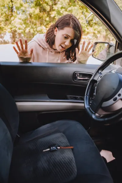 Kadın arabayı kilitledi ve anahtarları içeride unuttu. Boşluğu kopyala