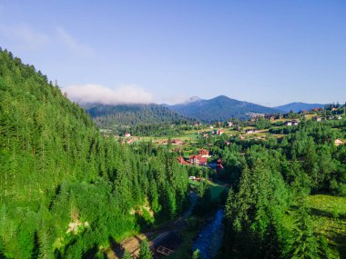 Karpat dağlarının hava manzarası beyaz bulutlar uzay yaz mevsimi Ukrayna 'yı kopyalıyor