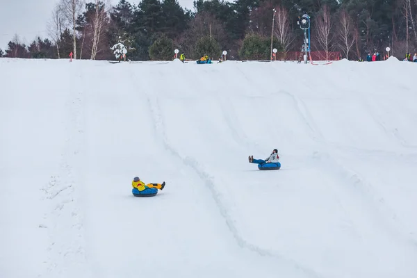 Pessoas Equitação Neve Tubulação Parque Inverno Cópia Espaço — Fotografia de Stock