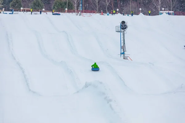 Leute Fahren Snowtubing Winterpark Kopierplatz — Stockfoto