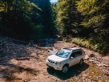 SUv car dağları arka plandaki deresi kopyalama alanı