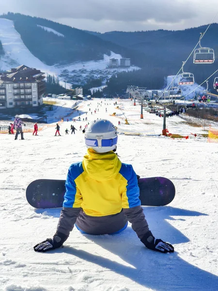 Mulher Sentada Com Snowboard Colina Desfrutando Vista Inverno Ski Resort — Fotografia de Stock