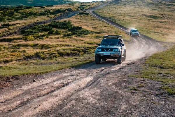 Suv Samochód Szczycie Ukraina Karpaty Pasmo Górskie Letni Wieczór — Zdjęcie stockowe