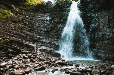 Kadın gezgin şelale fotokopi alanının keyfini çıkarıyor