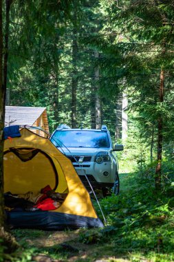 Sarı çadır ve arazi aracı yaz mevsiminde