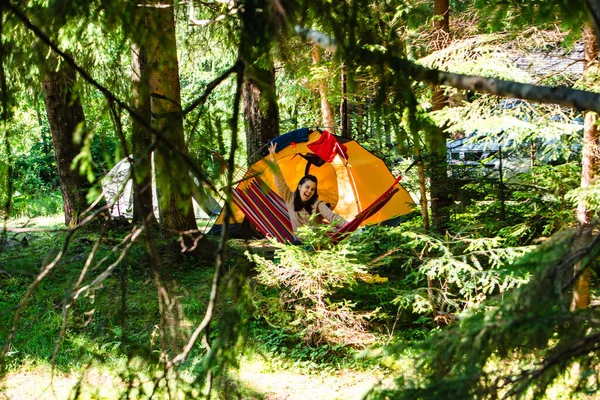 Vrouw Liggend Hangmat Het Bos Tent Achtergrond Kopiëren Ruimte Zomer — Stockfoto