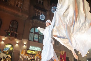 Lviv, Ukrayna - 25 Aralık 2017: Şehir meydanında İsa 'nın doğumu oyunu. Gece vakti.