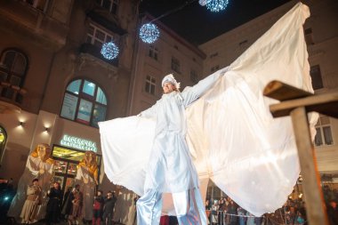 Lviv, Ukrayna - 25 Aralık 2017: Şehir meydanında İsa 'nın doğumu oyunu. Gece vakti.