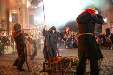 Lviv, Ukrayna - 25 Aralık 2017: Şehir meydanında İsa 'nın doğumu oyunu. Gece vakti.