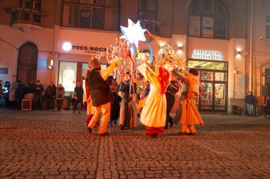 Lviv, Ukrayna - 25 Aralık 2017: Şehir meydanında İsa 'nın doğumu oyunu. Gece vakti.