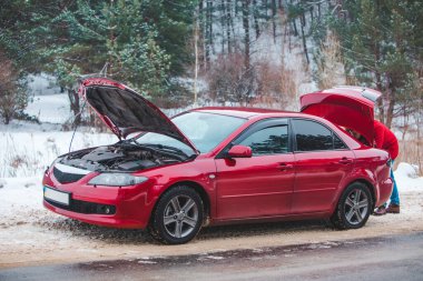 Açık kapşonlu araba kış sezonunda yolda bagajda arıza arıyor.