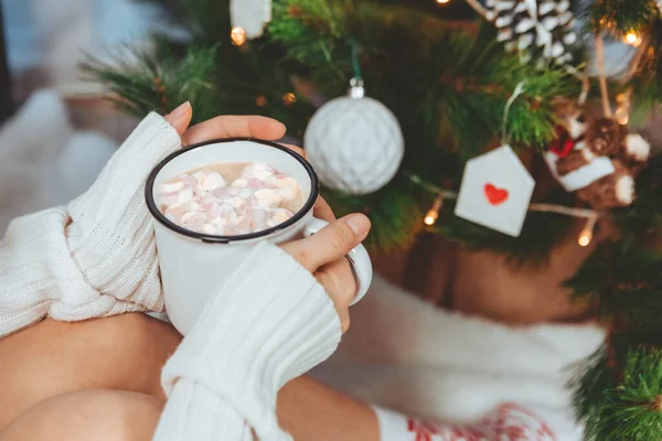 Kvinna Händer Hålla Kaffemugg Nära Jul Träd Kopiera Utrymme — Stockfoto