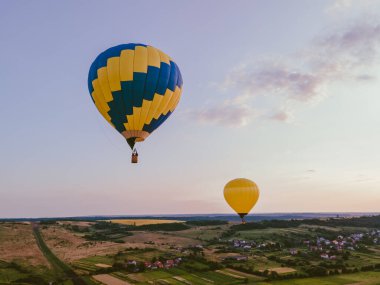 Gün batımında sepet sinekleri olan hava balonu görüntüsü