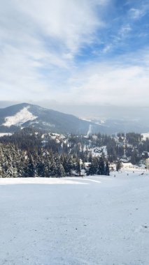 Karlı kış dağlarının manzarası uzayı taklit eder