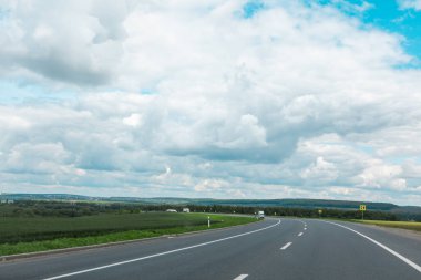 Yazın bulutlu, güneşli bir günde yarış pisti fotokopi alanı