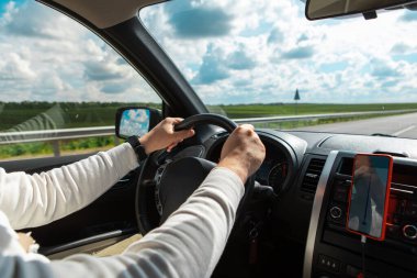 Adam elleri direksiyonda bulutlu güneşli bir günde fotokopi uzayı
