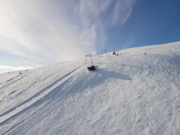 Snowcat Yoke Ski Lift Overhead Άποψη Της Χιονισμένης Πλαγιάς Αντίγραφο — Φωτογραφία Αρχείου