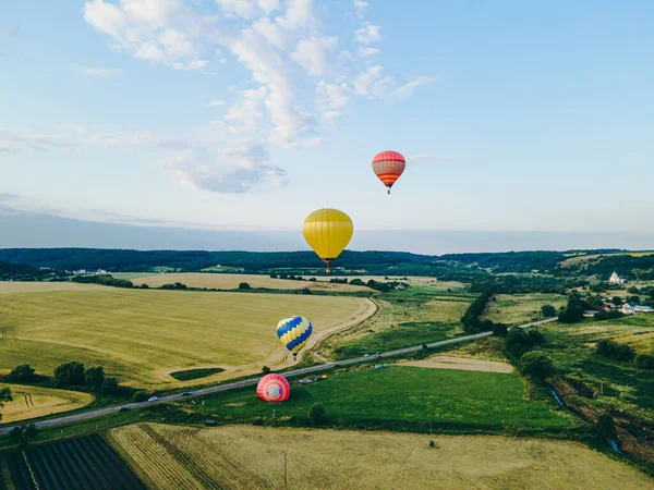 Blick Auf Luftballon Mit Korb Fliegt Bei Sonnenuntergang Kopierraum — Stockfoto