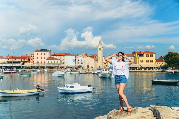Joven Mujer Bastante Sonriente Pie Playa Ciudad Fazana Fondo Croacia —  Fotos de Stock