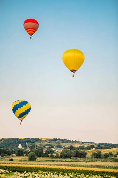 Blick Auf Luftballon Mit Korb Fliegt Bei Sonnenuntergang Kopierraum — Stockfoto