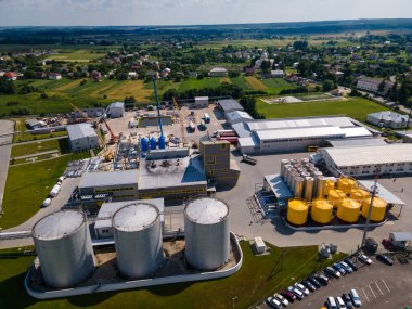 Fabrika fotokopi alanının havadan görünüşü güneşli yaz günü. depolama konteynerleri