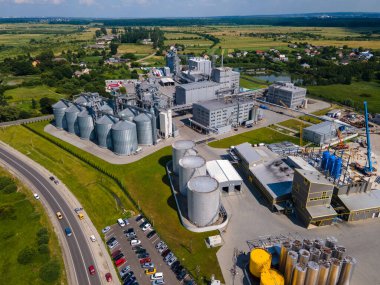 Fabrika fotokopi alanının havadan görünüşü güneşli yaz günü. depolama konteynerleri