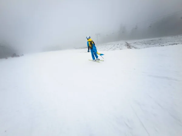 Ung Kvinde Skiløber Glider Ned Sneet Skråning Vinter Tåge Vejr - Stock-foto