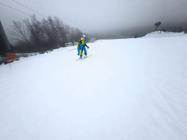 Jovem Esquiador Mulher Deslizando Para Baixo Por Encosta Nevada Inverno — Fotografia de Stock