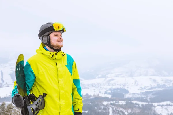 Άνθρωπος Που Ψάχνει Ελεύθερο Χώρο Στο Σκι Snowboard Στολή Χειμώνα — Φωτογραφία Αρχείου