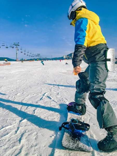 Mujer Montando Snowboard Pie Fija Las Actividades Invierno Monte Espacio — Foto de Stock