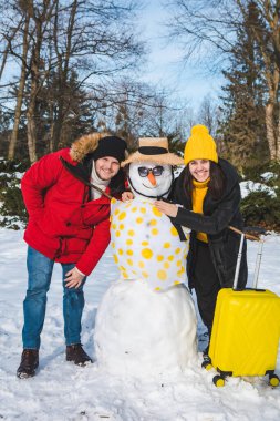 Kardan adamın yanındaki çift valizleriyle tropik ülkelere gitmeye hazır.