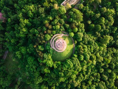Lviv gözlem masasının hava görüntüsü, yaz mevsiminde eski şehir merkezi seyahat kavramının açılışını yapıyor.