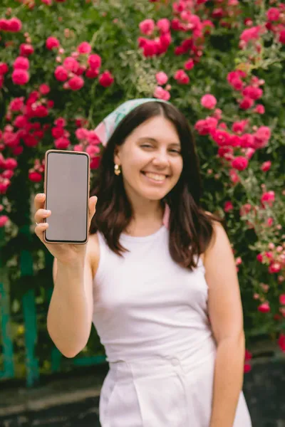 Young Pretty Smiling Woman Holding Phone White Screen Copy Space — Stock Photo, Image