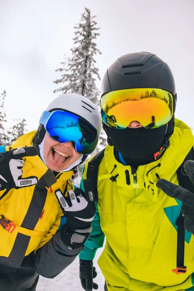 Pareja Divirtiéndose Estación Esquí Mujer Sonriendo Con Lengua Palo Hacia —  Fotos de Stock
