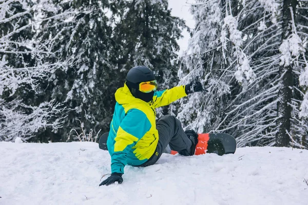 Człowiek Siedzi Szczycie Wzgórza Snowboardem Patrząc Wzgórzu Lasu Ekstremalny Styl — Zdjęcie stockowe