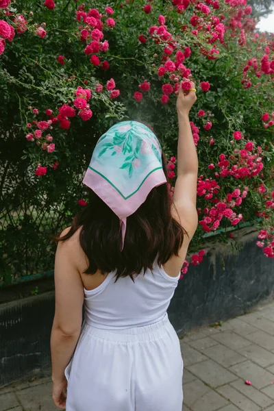 Jovem Muito Sorrindo Mulher Perto Florescendo Rosas Vermelhas Arbusto Espaço — Fotografia de Stock