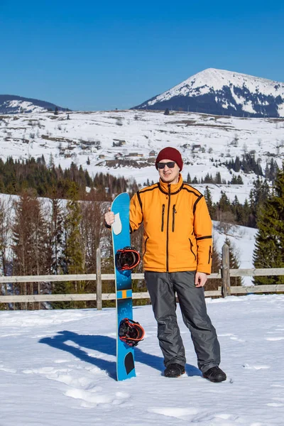 Sorrindo Homem Óculos Sol Segurando Snowboard — Fotografia de Stock