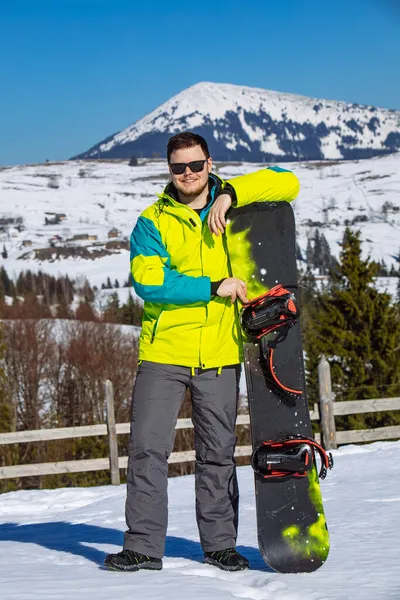Sorrindo Homem Óculos Sol Segurando Snowboard — Fotografia de Stock