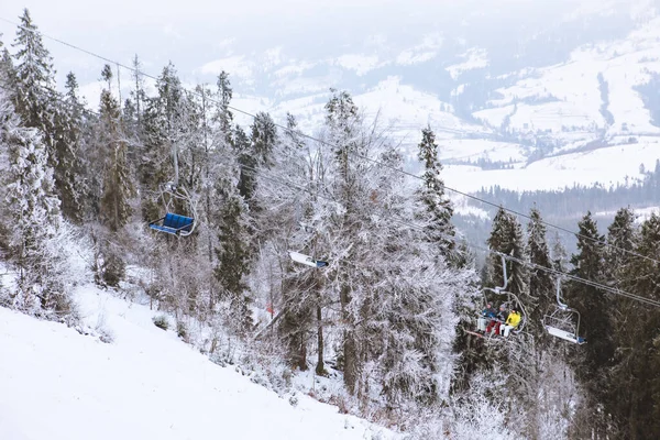 Sis Manzaralı Kış Tatilinde Kayak Merkezi Kaldırma Dağlarının Manzarası — Stok fotoğraf