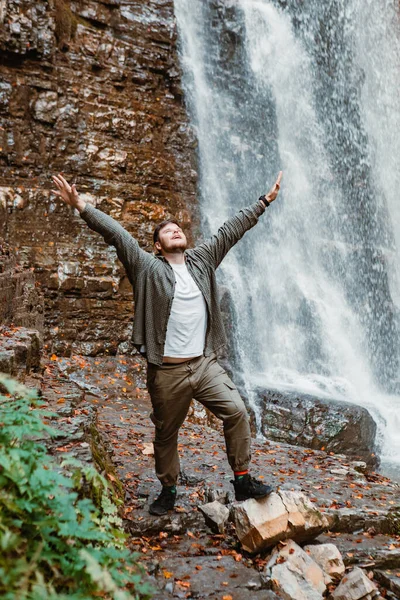 Jonge Sterke Man Wandelaar Zoek Naar Waterval Kopiëren Ruimte — Stockfoto