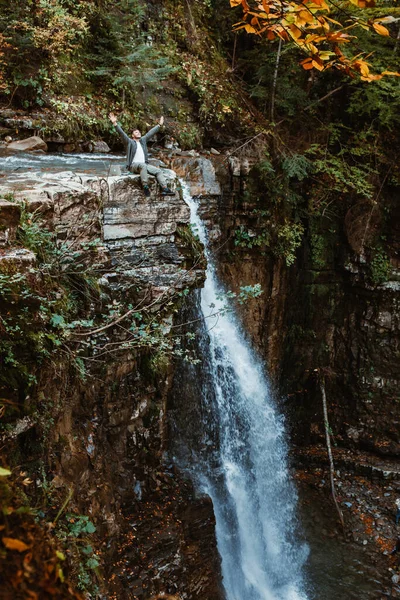 Man Aan Top Van Waterval Het Najaar Bos Kopiëren Ruimte — Stockfoto