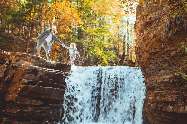 Jonge Vrouw Met Peuter Meisje Kijken Naar Waterval Herfst Bos — Stockfoto