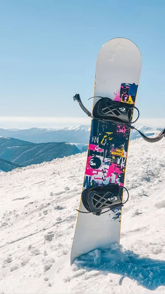 Bâton Snowboard Dans Les Montagnes Neige Sur Espace Copie Fond — Photo