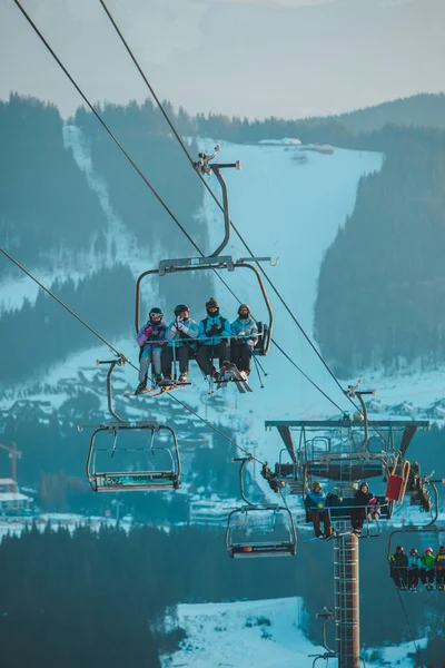 Bukovel Februari 2021 Winterskigebied Skiën Snowboarden — Stockfoto