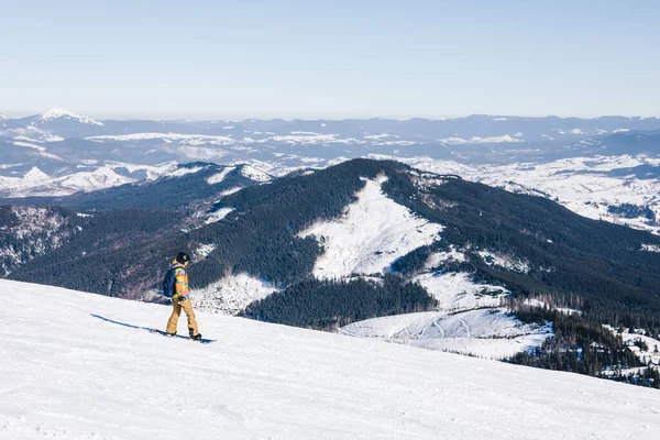 Homme Snowboarder Sommet Pente Belles Montagnes Hiver Vacances Hiver Espace — Photo