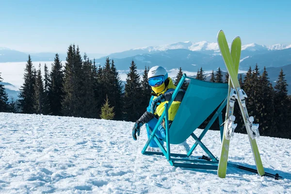 Skieuse Assise Sur Chaise Avec Belle Vue Panoramique Sur Les — Photo